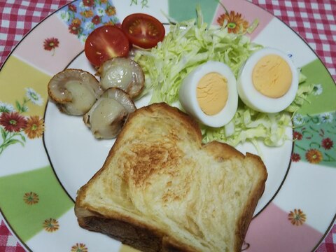 ベビーホタテバターとトーストと茹で卵の朝食☆